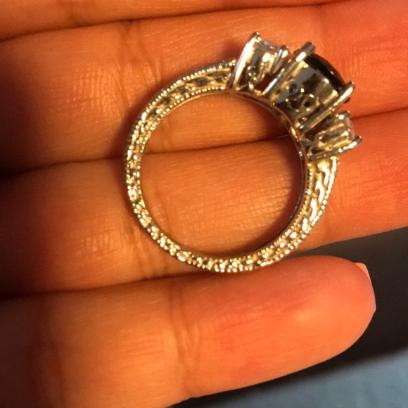 Three stone ring - Picture 2 of 5